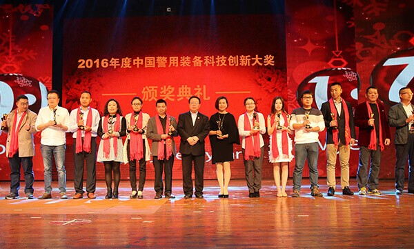 華視電子手持式居民身份證閱讀機具榮膺“警用裝備科技創(chuàng)新大獎” 華視電子手持式居民身份證閱讀機具榮膺“警用裝備科技創(chuàng)新大獎”