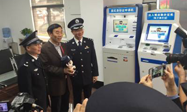 深圳市副市長徐文海一行考察身份證自助辦證設(shè)備 深圳市副市長徐文海一行考察身份證自助辦證設(shè)備